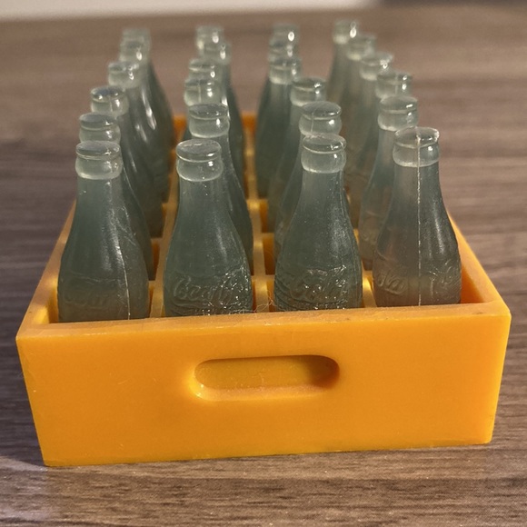 Miniature Coca Cola box with tiny bottles collector - Picture 13 of 17